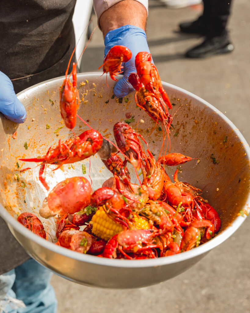 Southerns tossing viet-pinoy crawfish at Miel Brewery